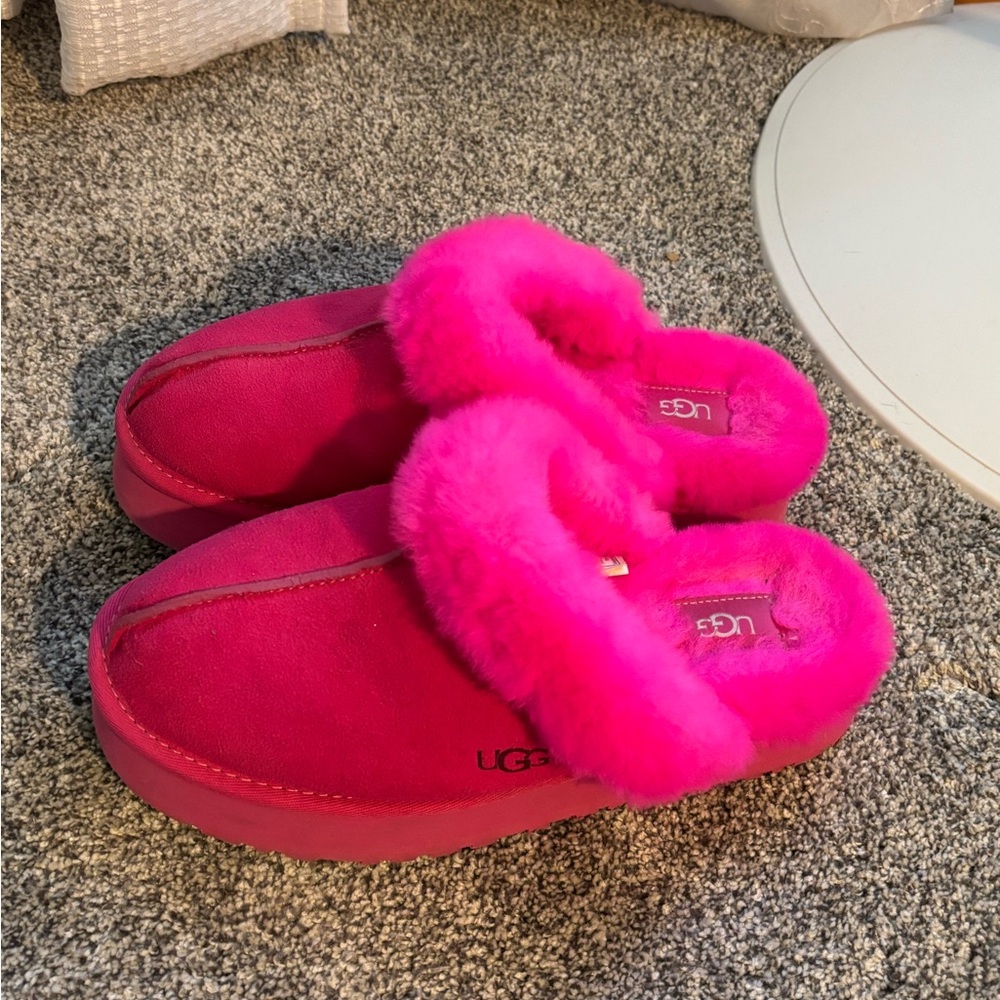 UGG Vibrant Pink Fuzzy Slippers disquette size 9